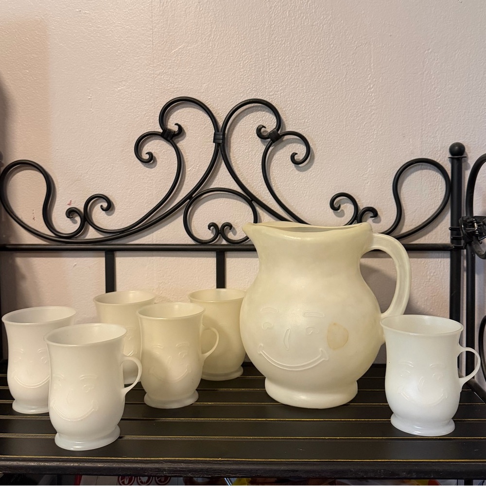 Vintage Kool-Aid Smiley Face
Pitcher with 6 Cups - White Drink Set
